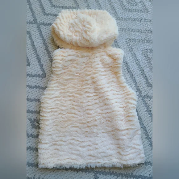 Soft, fuzzy fur-look hooded vest for toddler girl, size 5T - Picture 4 of 5